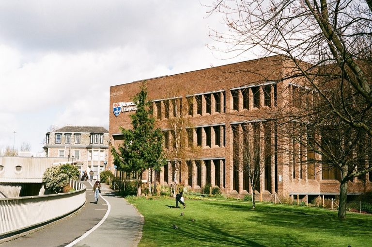 Nhận ngay vé máy bay du học Anh Quốc từ INTO khi hoàn thành hồ sơ sớm