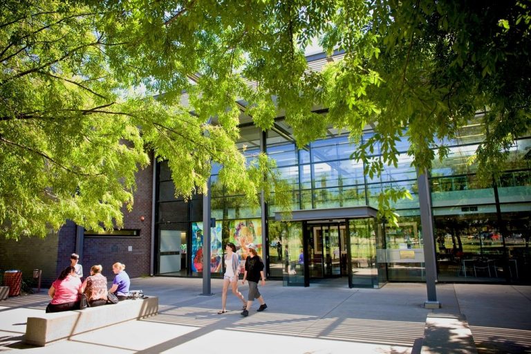 Học bổng du học Úc tại Đại học La Trobe Sydney giá trị lên đến 25%