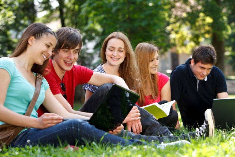 Du học sinh Canada có được làm thêm không?