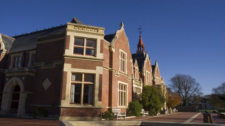 Giảm áp lực tài chính với học bổng du học Anh đến từ Study Group