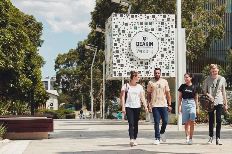 Học tại Đại học Deakin Warrnambool, ở lại Úc làm việc đến 4 năm