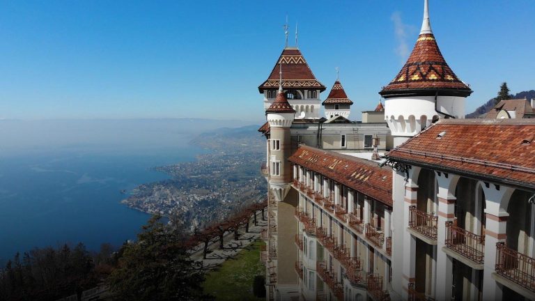 Học cử nhân tại Học viện SHMS, nhận song bằng Anh và Thụy Sĩ