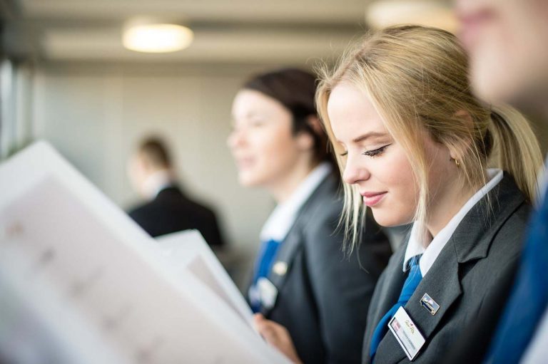 Nộp hồ sơ tại INEC – Nhận ngay phí ghi danh và vé máy bay du học Thụy Sĩ