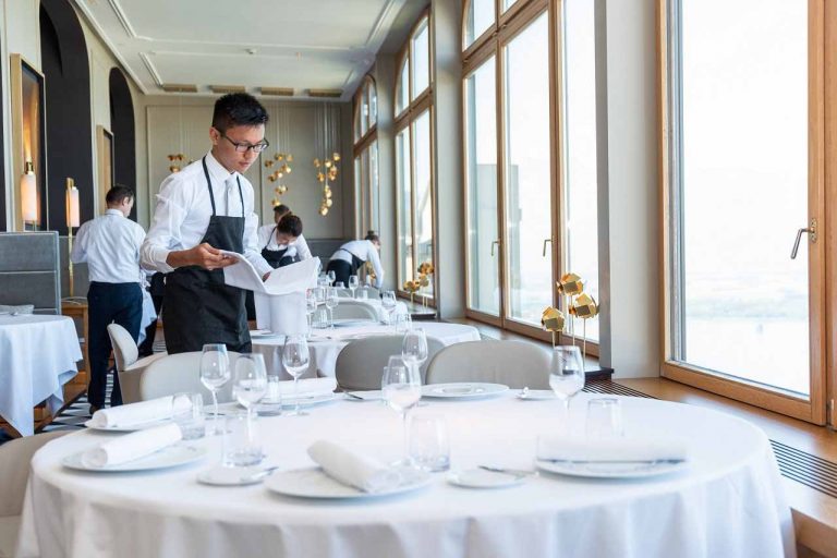 Tặng vé máy bay khi du học Thụy Sĩ trường Glion, Les Roches